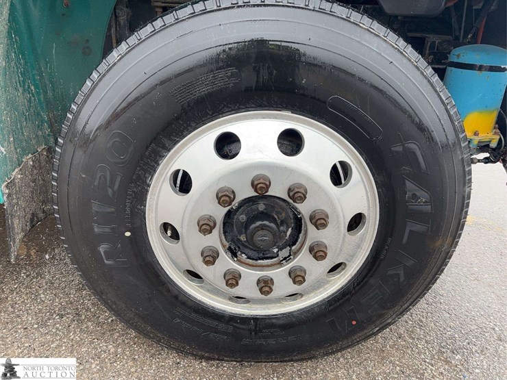 2011-freightliner-m2-106-image-46