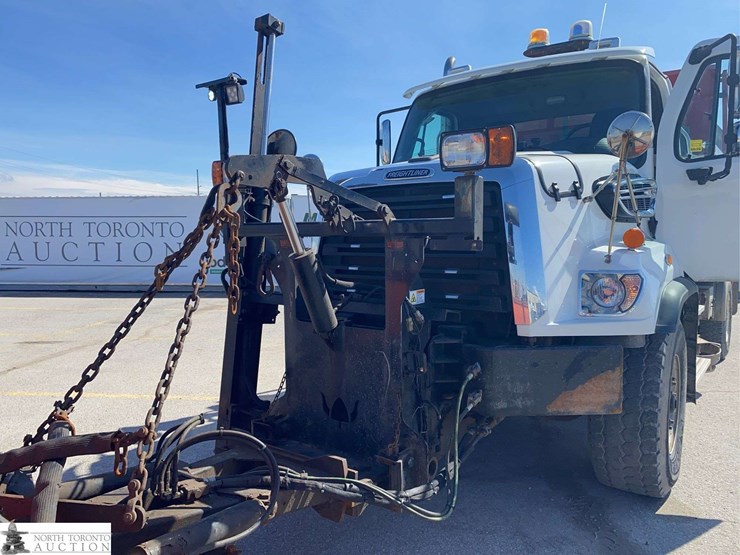 2016-freightliner-108sd-image-40