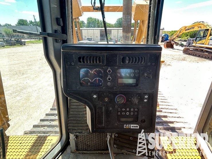 2012-caterpillar-d6t-image-9