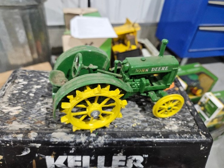 #987-•-john-deere-model-b-1/16-die-cast-toy-tractor-image-5