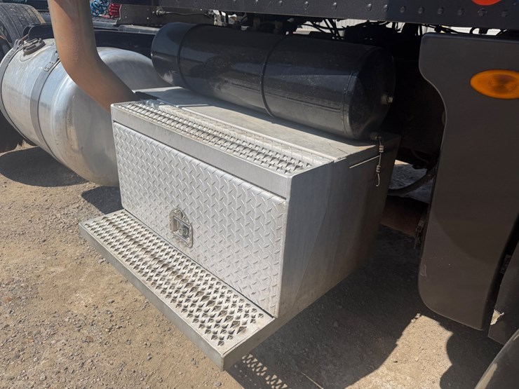 2009-peterbilt-367-image-13