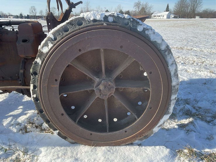 fordson-with-hard-rubber-tires-image-17