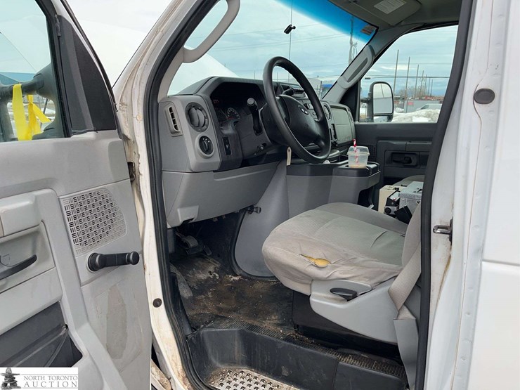 2010-ford-cargo-image-11