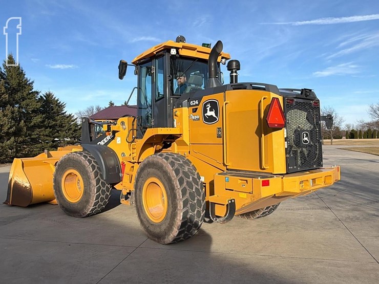 2024-deere-624-p-tier-image-4