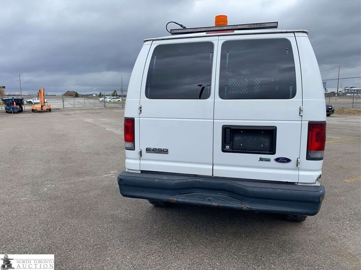 2009-ford-cargo-image-5