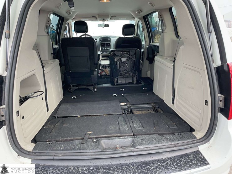 2014-dodge-grand-caravan-sxt-image-19