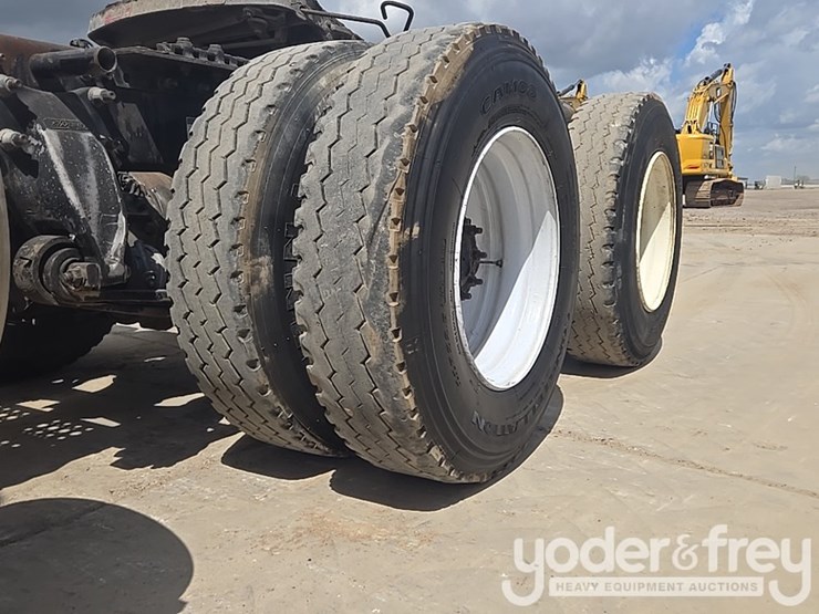 2011-freightliner-cascadia-125-image-11