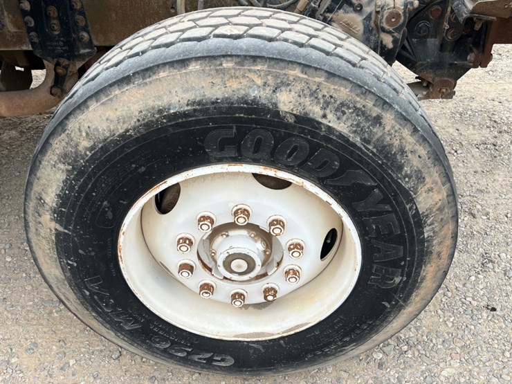 2002-sterling-lt9500-image-11