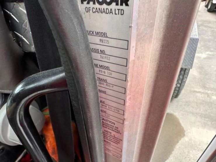 2008-peterbilt-335-image-10