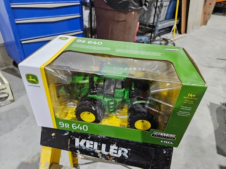 #1004-•-john-deere-9r-640-1/32-die-cast-toy-tractor-image-1
