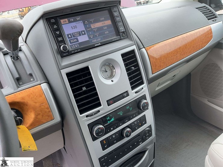 2008-chrysler-town-&-country-image-13