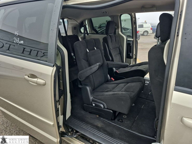 2015-dodge-grand-caravan-sxt-image-31