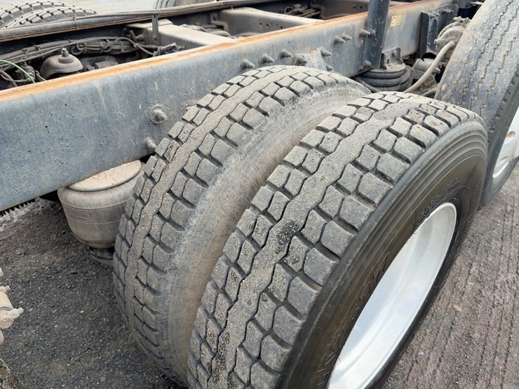 2015-peterbilt-567-image-22