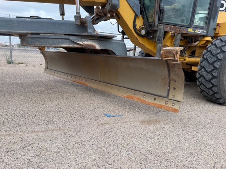 2005-deere-672d-image-9