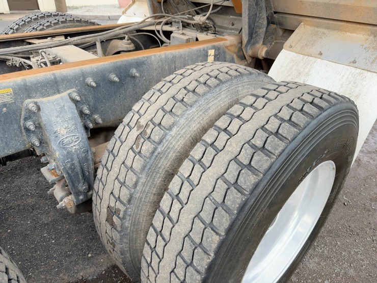 2015-peterbilt-567-image-17