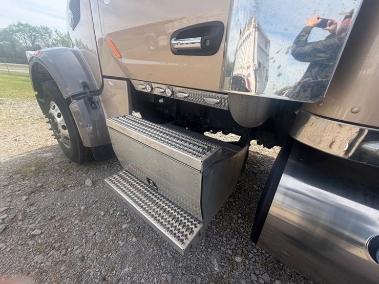 2019-peterbilt-567-image-24