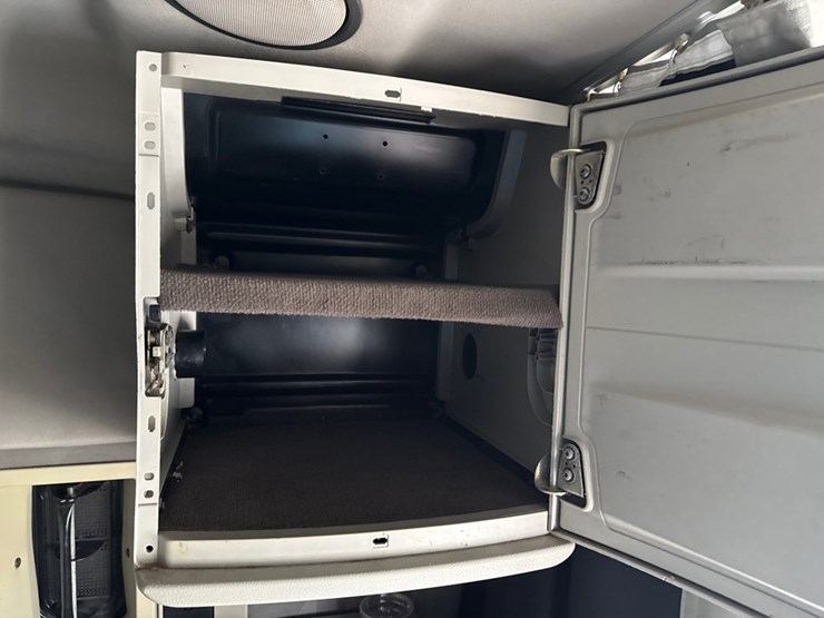 #31952-•-2010-volvo-vnl-tandem-axle-truck-tractor-image-37