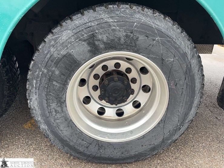 2012-freightliner-m2-106-image-43