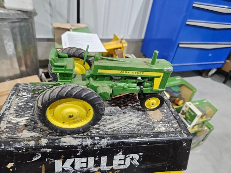 #999-•-john-deere-1/16-die-cast-toy-tractor-image-4