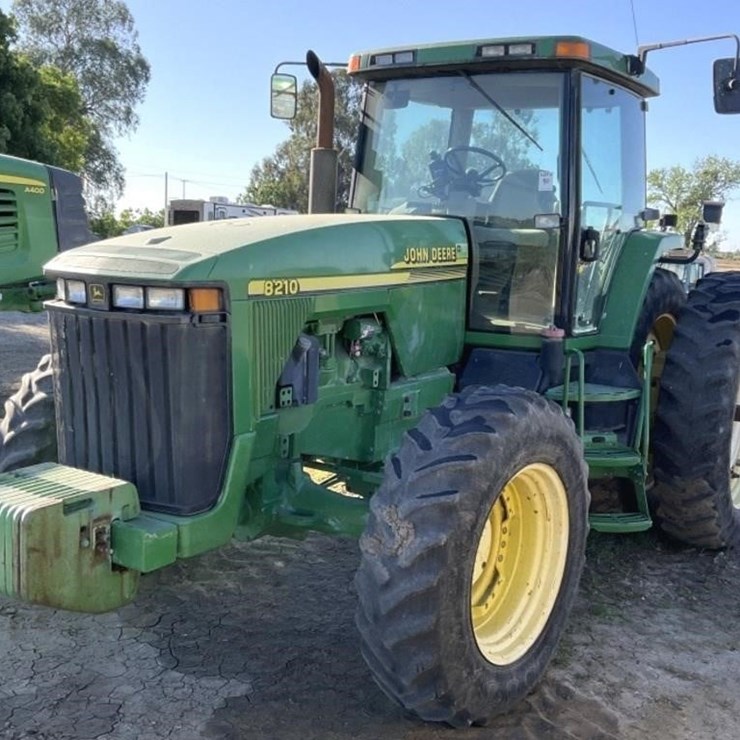 JOHN DEERE 8210