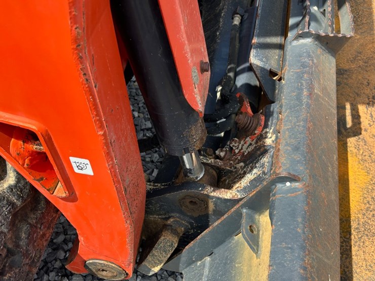 2013-kubota-svl90-image-17