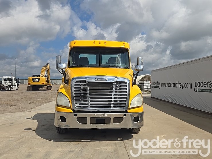 2012-freightliner-cascadia-125-image-8