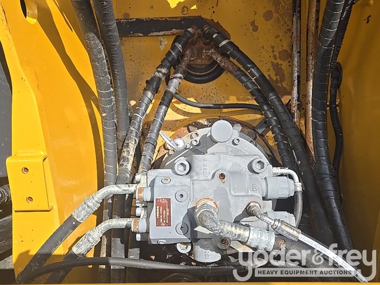 2017-deere-210g-lc-image-95