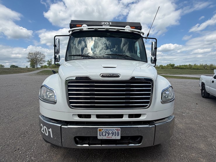 2020-freightliner-m2-106-image-14