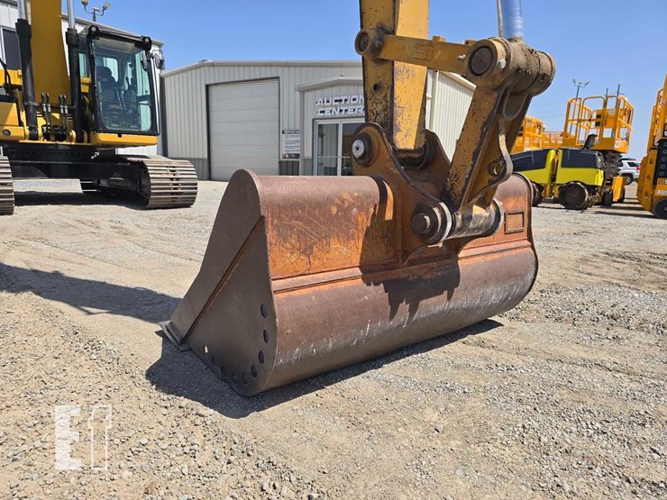 2020-caterpillar-326-image-12