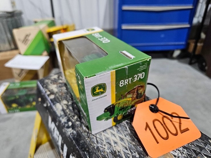 #1002-•-john-deere-8rt-370-1/64-die-cast-toy-tractor-image-3