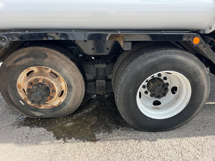 2005-sterling-lt9500-image-13