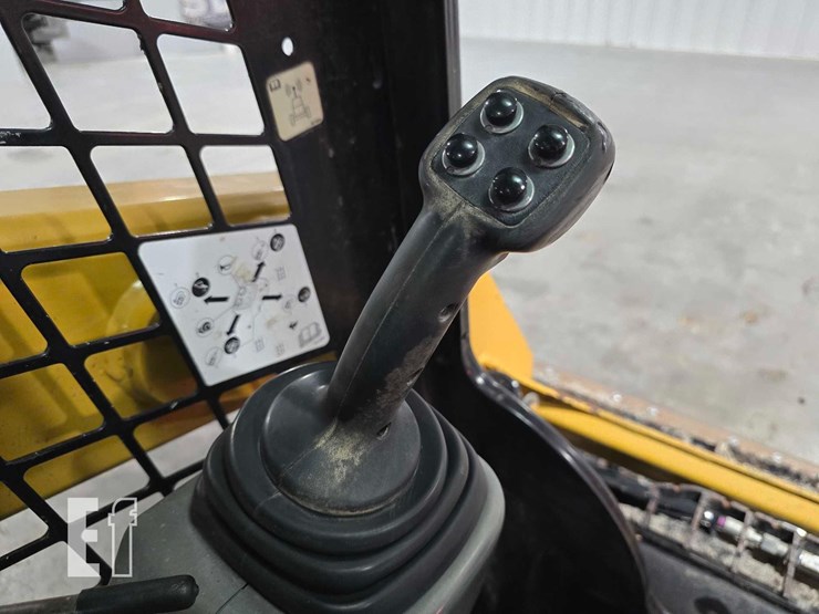 2020-caterpillar-249d-image-14