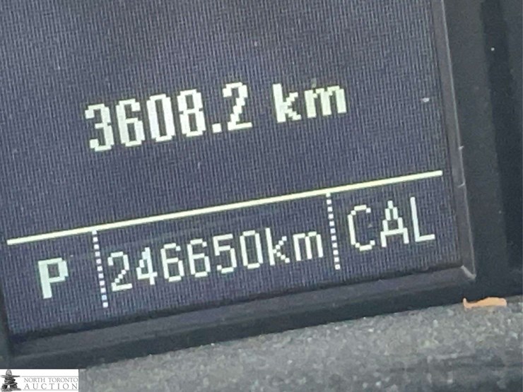 2015-chevrolet-tahoe-image-17