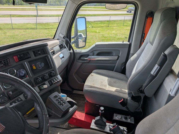 2017-kenworth-t880-image-15