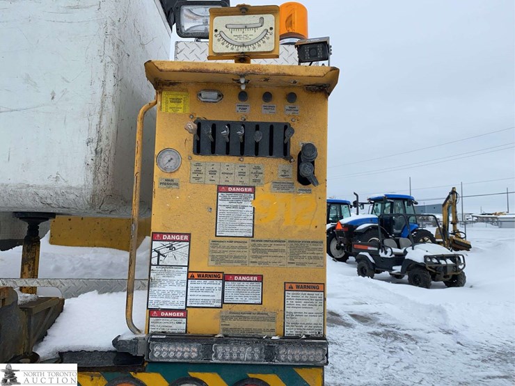 2011-freightliner-m2-106-image-30