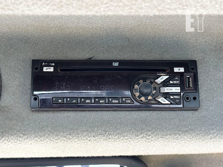 2016-caterpillar-d6t-lgp-image-29