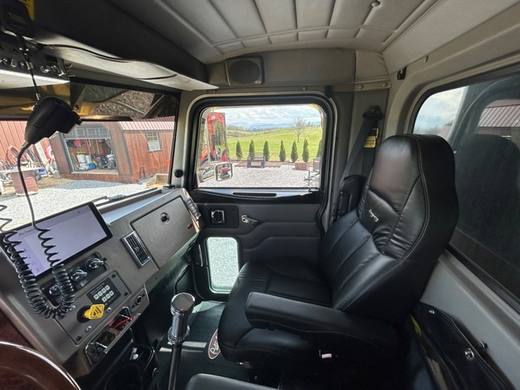 2005-peterbilt-335-image-27