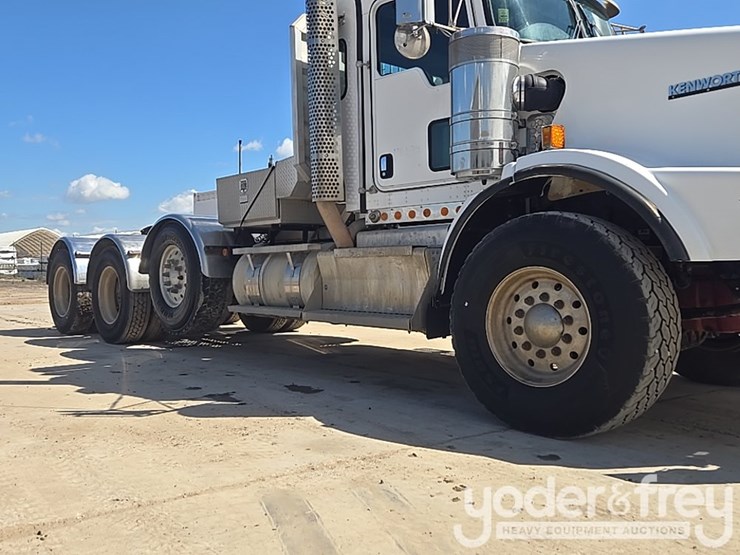 2014-kenworth-t880-image-18