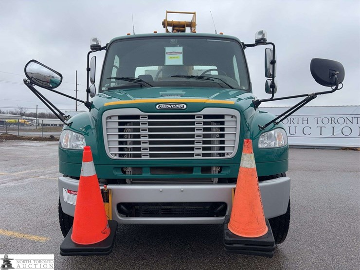 2012-freightliner-m2-106-image-8