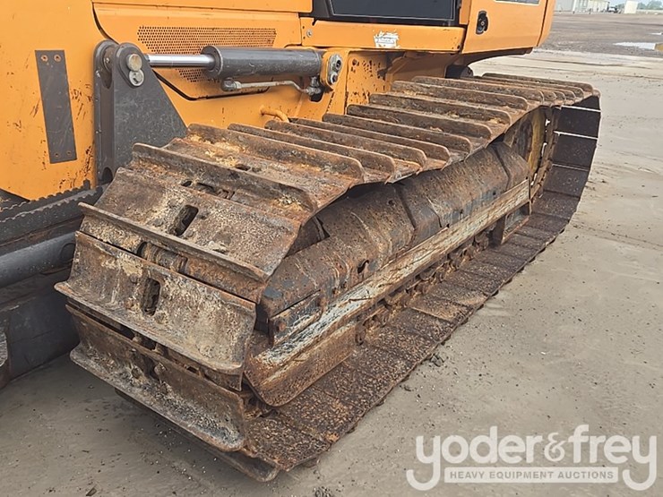 2016-case-750m-image-10