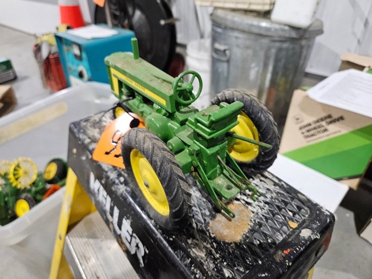 #999-•-john-deere-1/16-die-cast-toy-tractor-image-3