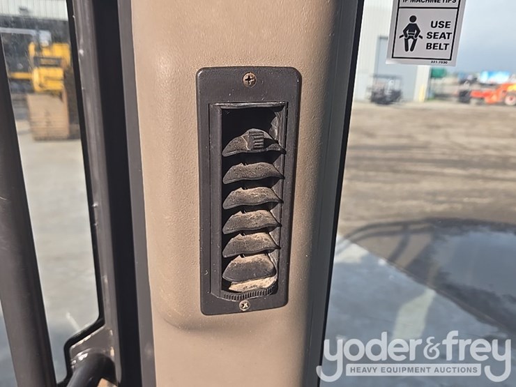 2016-case-750m-image-90