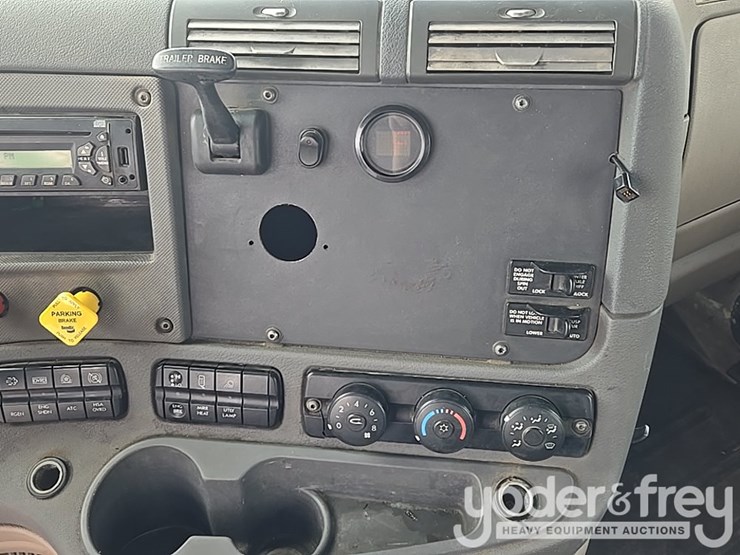 2012-freightliner-cascadia-125-image-97