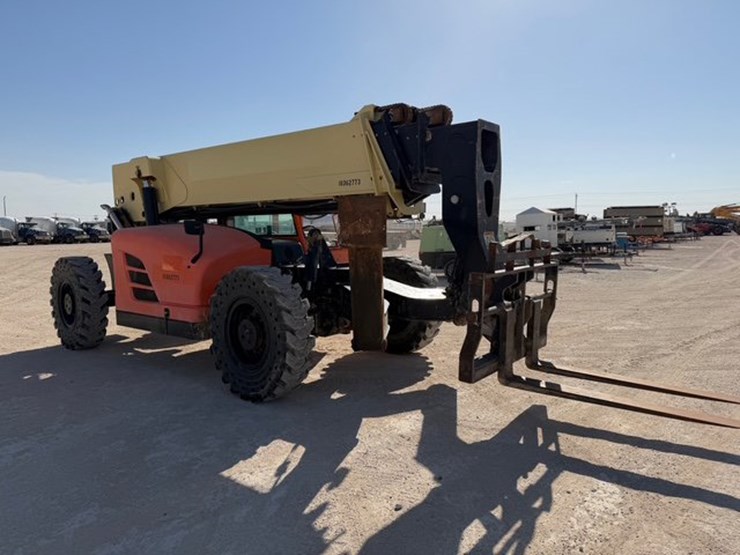 2015-jlg-g12-55a-image-4