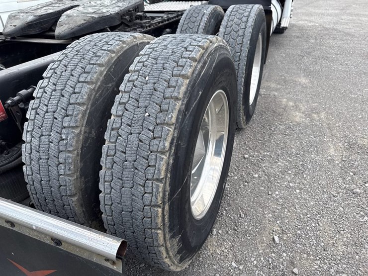 #31952-•-2010-volvo-vnl-tandem-axle-truck-tractor-image-19