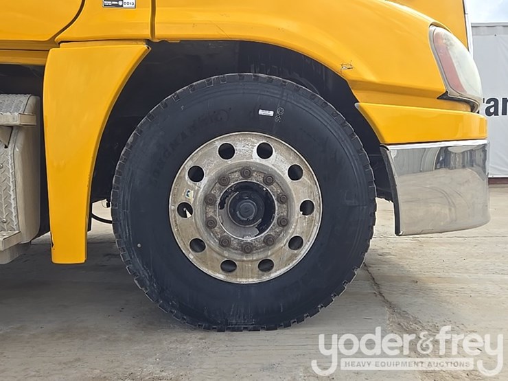 2012-freightliner-cascadia-125-image-16