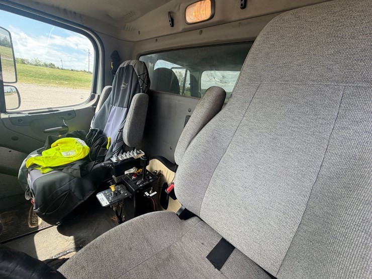 2020-freightliner-m2-106-image-24