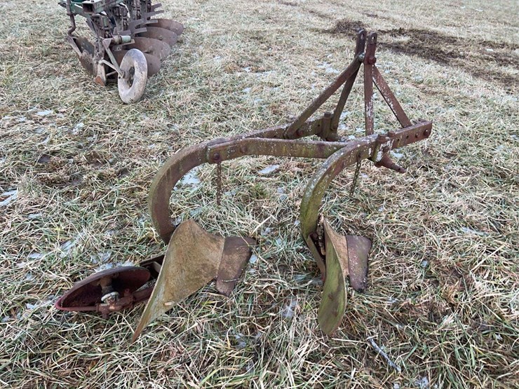 ferguson-12-oa-28-two-bottom-plow-image-2