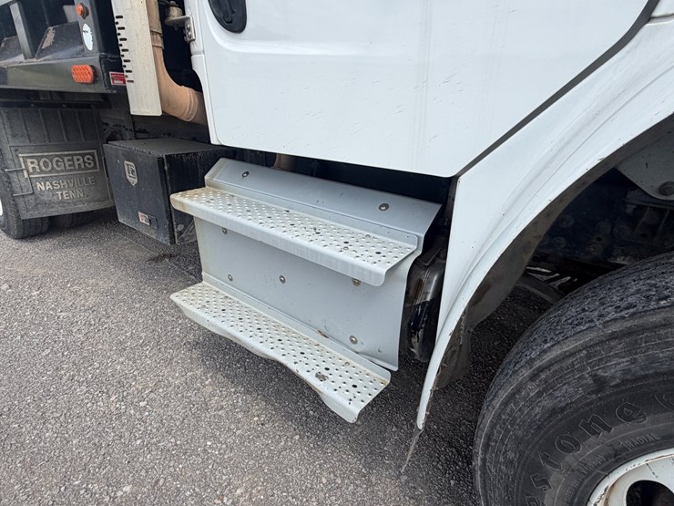 2020-freightliner-m2-106-image-17