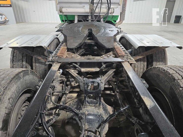 2016-kenworth-t880-image-16